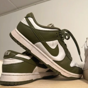 Nike dunks  - Väldigt sällan använda, i mycket fint skick!! Storlek 41 men passar på mig som är en 40. ❤️‍🔥