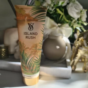 Island Rush Fragrance Lotion 236ml - Island Rush från Victoria's Secret är en vegansk body lotion med tropisk vibe. Volymen är 236ml. Ingredienser inkluderar vatten, mineralolja, glycerin, kokosolja, aloe vera och gardeniaextrakt. Tillverkad i USA. Perfekt för dig som vill ha semesterkänsla varje dag. Pris disskuteras ej!! Ny och oöppnad