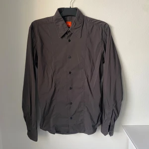 Hugo Boss Skjorta - Exklusiv Skjorta från (HugoBoss) perfekt nu till hösten & Vintern 💸Pris: [149kr] 👔Storlek: [Medium] ✨Skick: [8/10] Tveka inte att kontakta oss vid frågor & funderingar! 