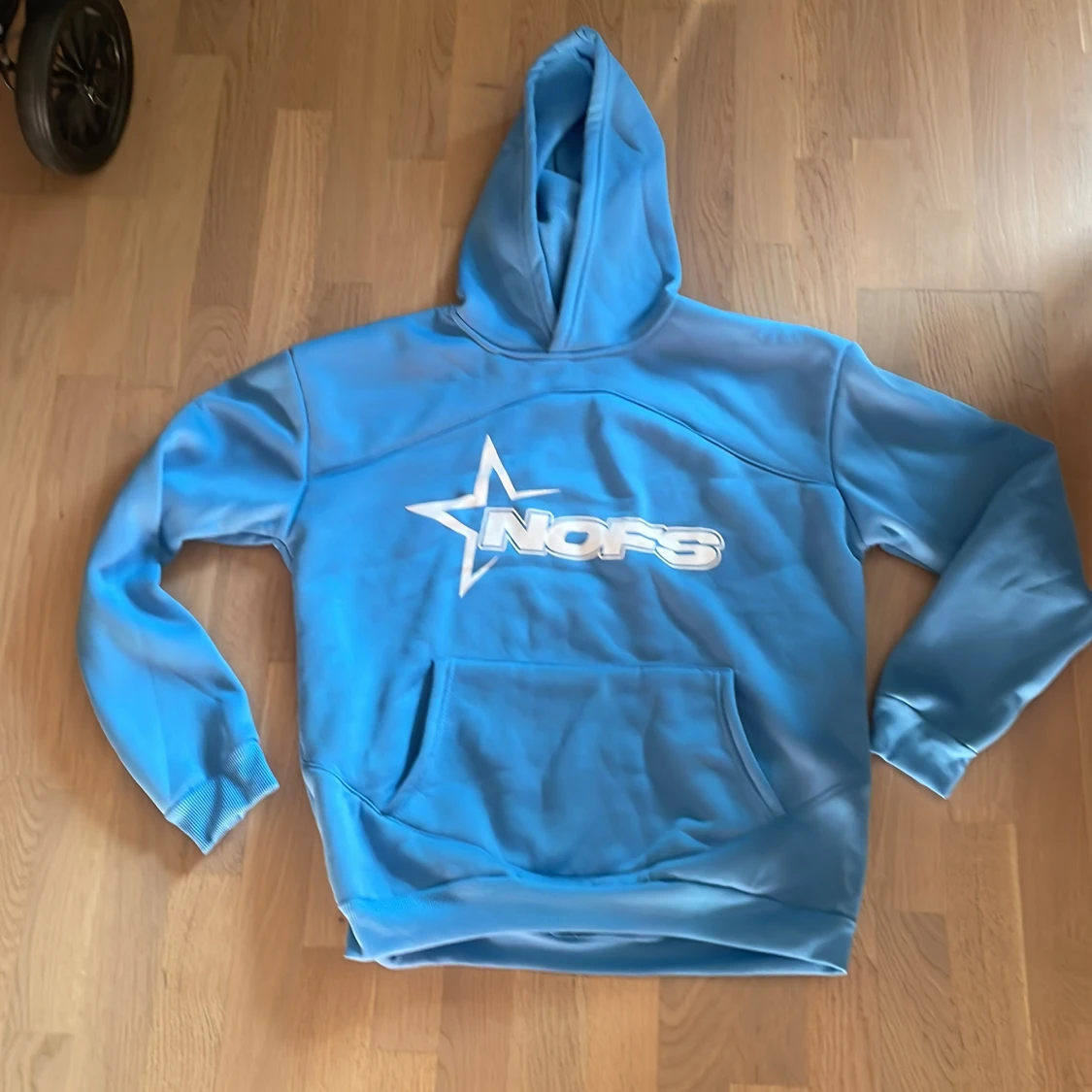 Blå hoodie med NOFS-tryck