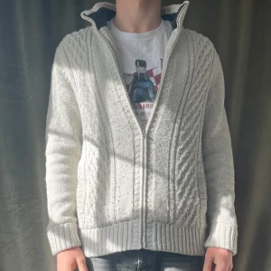 Fodrad Cardigan med päls - Tja! Säljer denna sjukt varma och mysiga tröja som passar perfekt nu till hösten. Jag är 184! Vid minsta fråga eller fundering hör av er🤝🏼