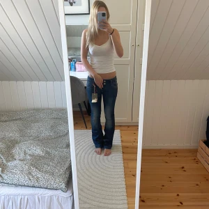 LTB bootcut jeans  - Snygga mörkblå bootcut jeans från LTB med klassiska kontrastsömmar och coola detaljer på bakfickorna. Jeansen har låg midja och är tillverkade i stretchig denim för en bekväm passform. Storlek 27/32. Skriv för mer bilder eller frågor. 