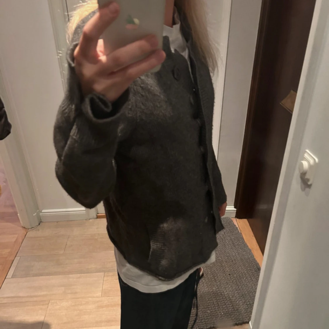 Mörkgrå stickad kofta med knappar - 1