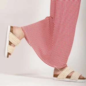 Beige stickade sandaler från Duffy | mycketbra skick! - Säljer ett par snygga sandaler från Duffy i storlek 37. De har två breda stickade band i beige bomull, platt sula med korkdetalj och vit undersida. Perfekt för sommarens chill dagar och har en riktigt trendig vibe med sin grova stickning.