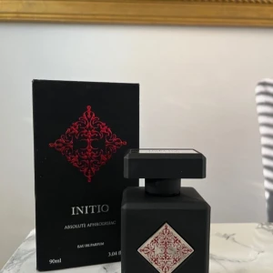 Initio Absolute Aphrodisiac 90ml - Mängd enligt bild, säljer då jag trönnat på doften. OBS har en defekt på korken