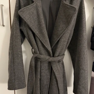 Grå kappa med bälte från Bik Bok - Snygg grå kappa från Bik Bok i storlek S. Otroligt varm och fin kvalité, använt några få gånger och inga defekter alls. ❤️