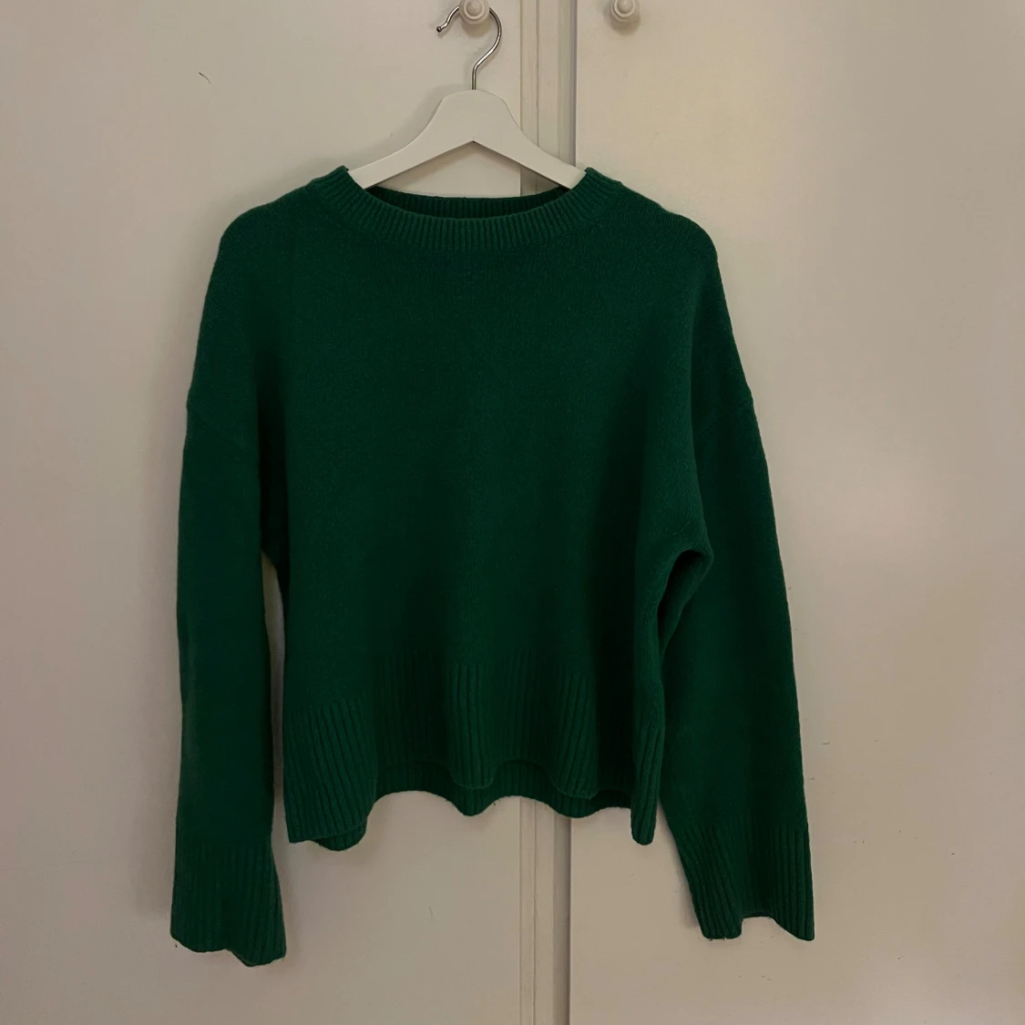 Grön stickad tröja från & Other Stories