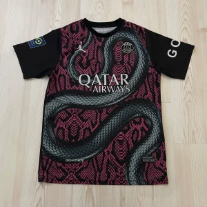 PSG Neymar Jr fotbollströja Nike - Säljer en PSG fotbollströja från Nike med Neymar Jr och nummer 10 på ryggen. Tröjan är svart med rosa och har ett unikt ormmönster framtill samt Qatar Airways som sponsor. Korta ärmar och tillverkad i Dri-FIT material för bästa komfort.