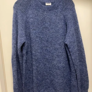 Blå stickad tröja från Noisy May - Mysig blå oversize stickad tröja från Noisy May. 