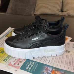 Svarta Puma sneakers med platåsula - Snygga svarta sneakers från Puma med vit, chunky platåsula och klassisk logga på sidan och hälen. Skorna är endast använda 1 gång, ny skick