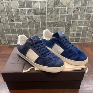 Valentino Flycrew  - - Skick: 7,5 - Färg: navy blue och vit - Vad ingår: Box, Dustbag & 1 valentino kort - Nypris: 7000 - Mitt pris: 3500 || Priset är diskuterbart || D-effekter? (Slitna skosnören) || Storlek? (41,5) passar enkelt 42 || Hur många nitar saknas? (2 nitar saknas, extra nitar är påsatta)  