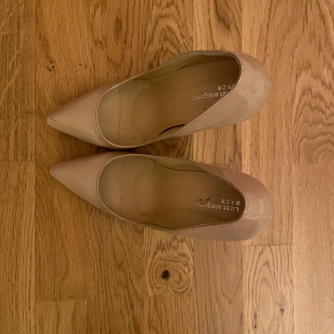 Beiga pumps med röd sula - 1