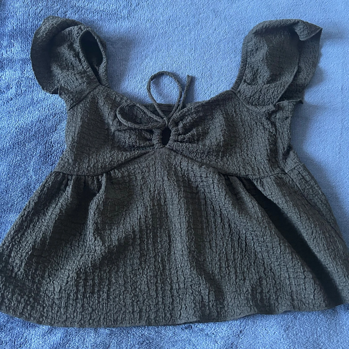 Svart offshoulder topp med knyt - 1