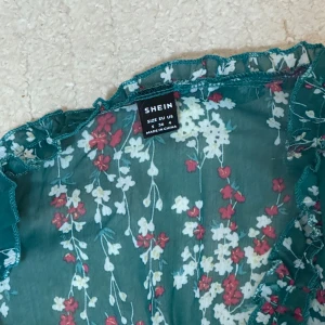 Blommig klänning - Blommig figursydd klänning. Köpt från shein. Super snygg på våren 😍🌸