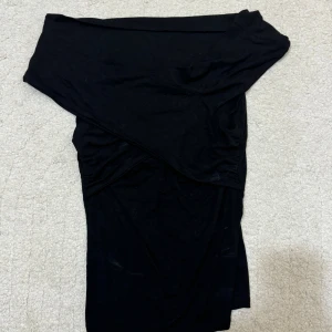 Svart offshoulder topp från Gina Tricot - Svart trendig offshoulder top från Gina Tricot i mjukt bomullsmaterial. 