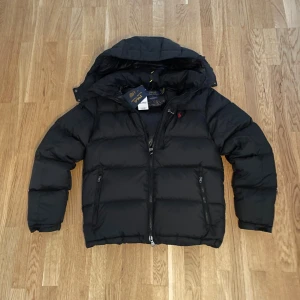 Ralph lauren puffer  jacka - En snygg ny Ralph Lauren puffer i storlek M. Extremt bra kvalitet. För mer frågor eller bilder skriv privat.