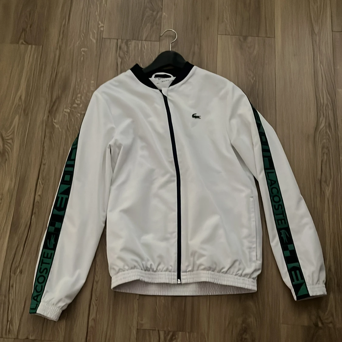 Vit vindjacka från Lacoste Sport