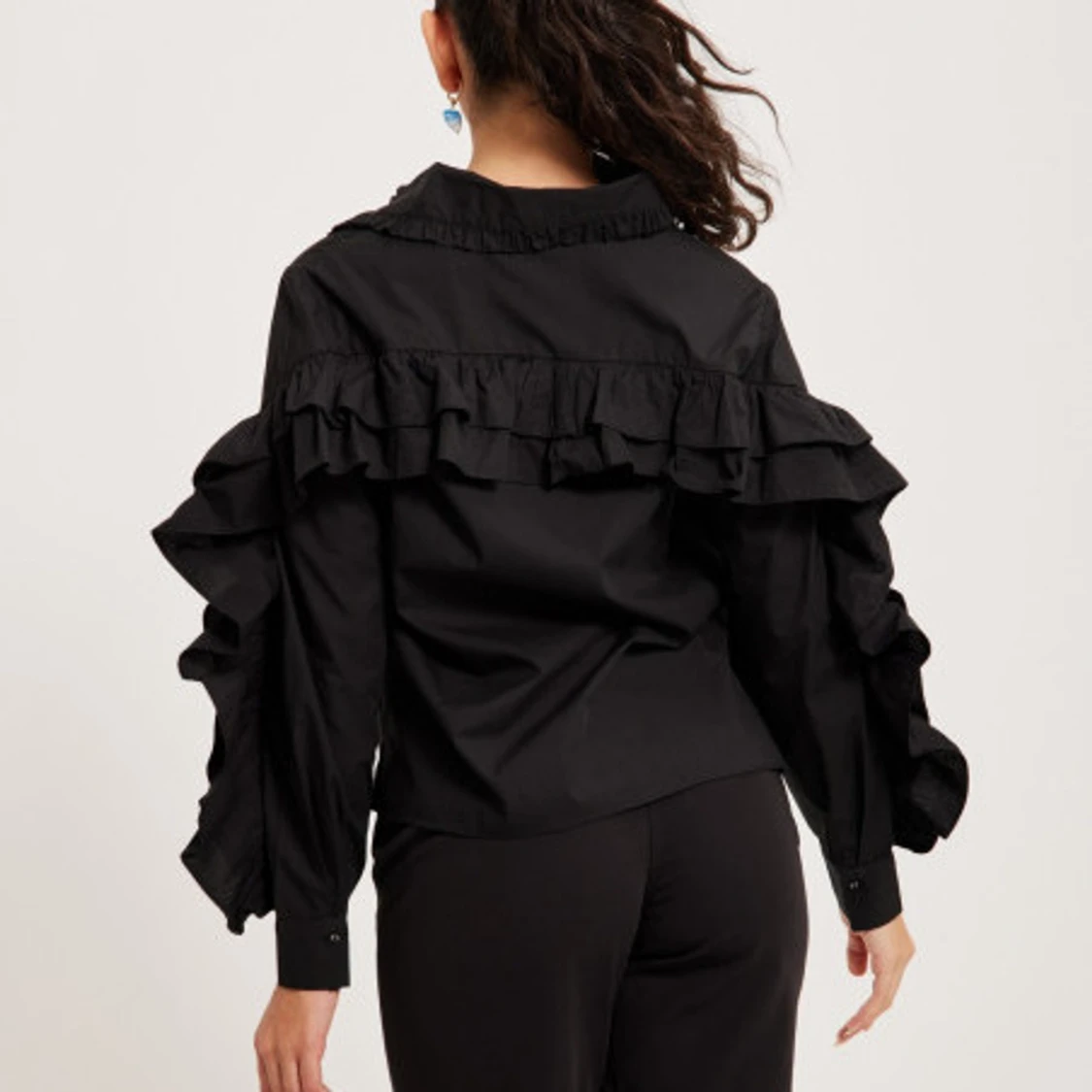 Svart skjorta med volangdetaljer - 1