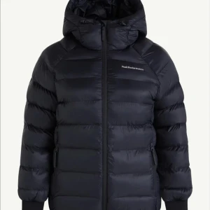 Svart dunjacka från Peak Performance - Superfin svarta Vintedjacka ifårn peak performance, är i barnstorleken 160 men passar mig som vantligvis har xs, endast använd en vinter så den är i nyskick!🍁nypris runt 2000kr