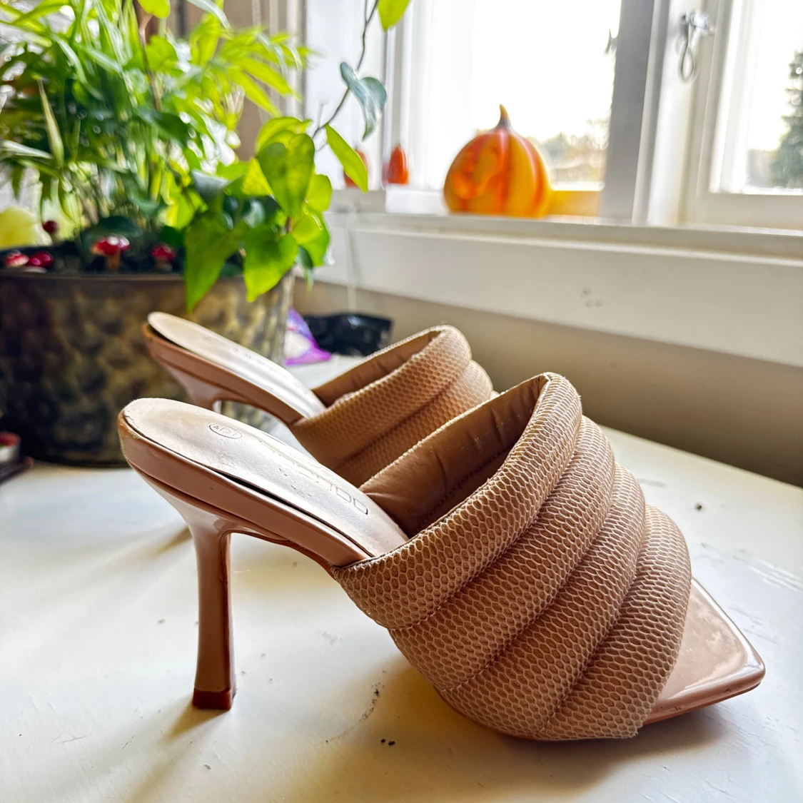 Beige Boohoo klackskor med vadderad ovandel - 1