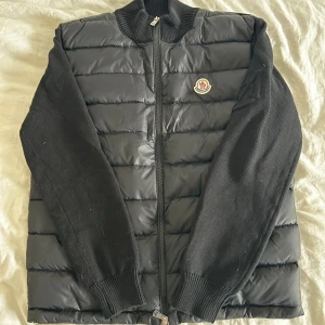 Moncler Cardigan – Storlek S - 💵 Pris: Öppen för rimliga bud – hör gärna av dig!!Säljer min äkta Moncler cardigan i storlek S. Jackan har använts i cirka ett år men är i mycket fint skick – inga fel, skador eller fläckar alls.                    ✅ Äkta Moncler ✅ Storlek S ✅ Välvårdad – inga defekter ✅ Använd ca 1 år ✅ DIST-tag + originaletiketter medföljer