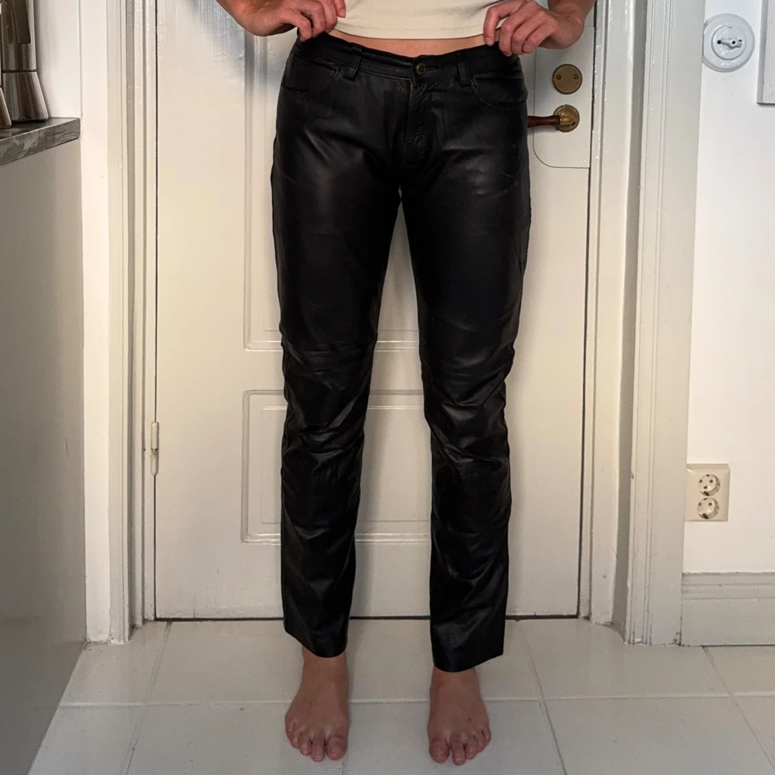 Svarta skinnbyxor med raka ben - 1