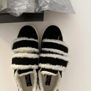 Skor Duffy - Svarta skor från Duffy, helt slutsålda på hemsidan. Beställde två par därav säljer jag dessa. Normala i storleken. Helt nya med kartong kvar. Liknar inuikii sherling sneakers