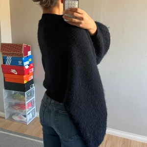 Mörkblå bolero från Gina Tricot - Mysig mörkblå bolero från Gina Tricot med fina vida ärmar. Storlek S. Kommer inte till användning, nyskick! Rensar garderoben, kolla in mina andra kläder så får ni rabatt ju fler plagg ni köper!🥰