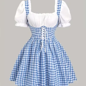 Blåvit rutig kortklänning med snörning - Supersöt blåvit rutig kortklänning med puffärmar och snörning framtill. Populärt till Oktoberfester! Köpte den alldeles nyss men använde enbart på en oktoberfest😇 köpte på Shein för 199kr.