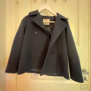 Svart skepparkavaj från Holly & Whyte - En mörkblå jacka perfekt för hösten