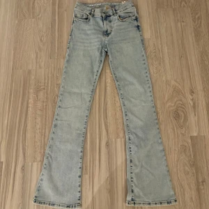 Ljusblå bootcut jeans low waist - Säljer ett par ljusblå jeans med bootcut och låg midja. Jeansen har klassisk femficksdesign och är tillverkade i mjukt denimtyg. I storlek s. 