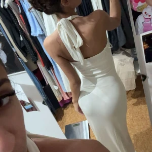 Vit långklänning med knyt i nacken - Använde denna till studenten och kommer aldrig mer komma till användning. Passar perfekt för er som tar studenten i år eller till utekvällar🥹🥹 