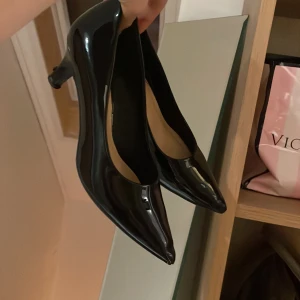 Svarta lackpumps med spetsig tå - Superfina svarta klackar i fint skick! Klacken är ca 4-5 cm💕