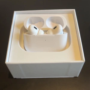 Pro 2 - Vita hörlurar med riktigt bra ljudkvalitet | Inga repor eller defekter | Hör av er om ni har minsta fundering😇