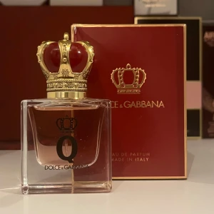 Q av Dolce&Gabbana  - En nästan helt full 30ml av Q, endast testsprutad och sen dess förvarad i mörker med svalare temperatur 