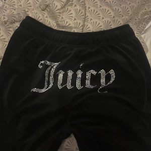 Svarta Juicy Couture mjukisbyxor med strass - Köpte för 500 ny pris, säljer för bara 250. Använda bara hemma och i fint skick, inga pärlor har ramlat. Hör gärna av er vid frågor!🫶 Storlek 34=Xs