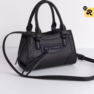 Slutsåld väska Gina Tricot  - Säljer min slutsålda väska ifrån Gina tricot. Jättefin och stilren men ändå en perfekt storlek för allt man behöver, helt felfri och i nyskick, inte fått användning utav den. Skriv för flera bilder, de ingår även en crossbody strap 😚