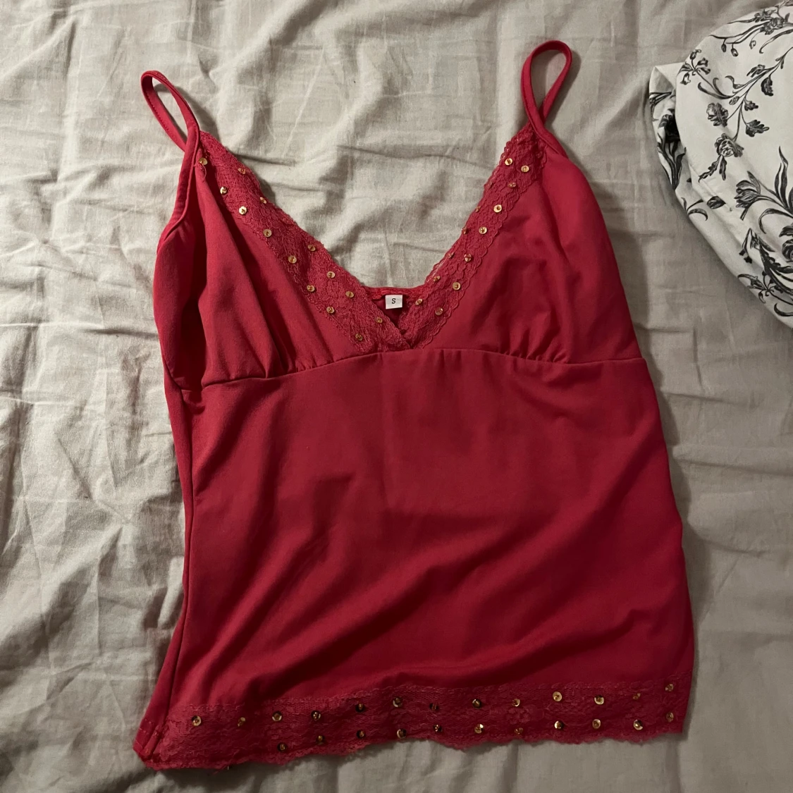 Rosa linnetopp med spets och paljetter