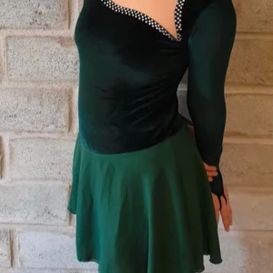 Konståknings klänning! - Jättefint skick. Ena ärmen har en ”fladder detalj” vid slutet och den andra har en ”snodd” runt långfingret. Köpte på Norrköping skate shop och den kostade ca 2000 kr som ny! Och den är i nyskick💕priset är inte hugget i sten!
