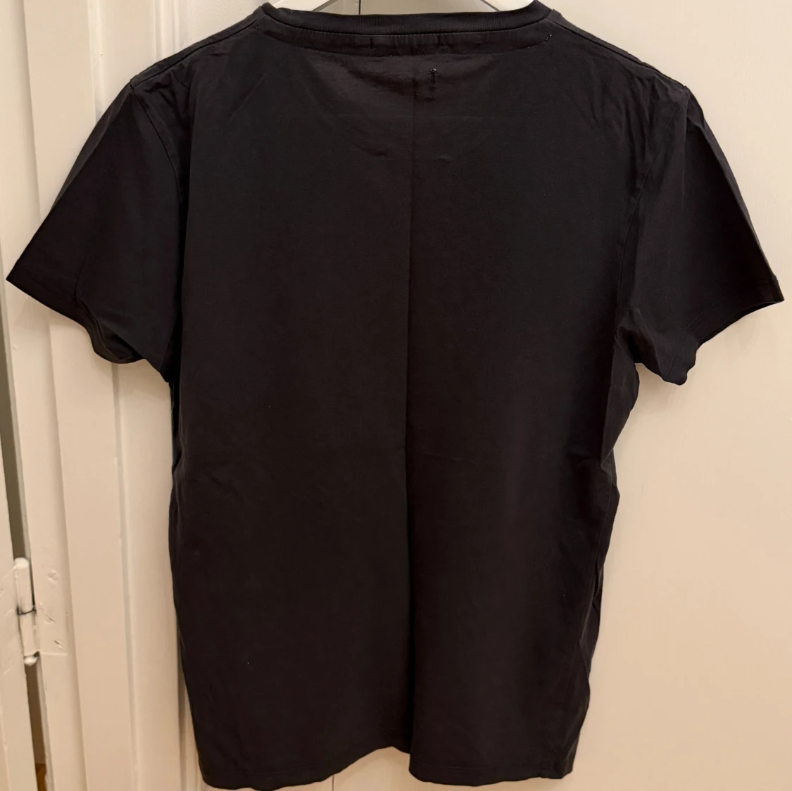 Mörkgrå t-shirt med vitt tryck - 2