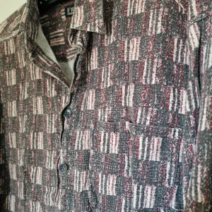 Skjorta i lite mer robust tyg. Perfekt för t.ex. höstiga dagar ute i skogen. - Skjorta i lite mer robust tyg. Perfekt för t.ex. höstiga dagar ute i skogen. (Säljer åt min partner)