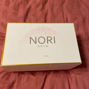NORI Skin IPL PRO - NORI Skin IPL PRO är en effektiv IPL-hårborttagningsenhet för hemmabruk. Laser maskin. Säljes komplett i originalförpackning med skyddsglasögon och rakhyvel. Enheten är i mycket fint skick och aldrig använd. Perfekt för smidig och smärtfri hårborttagning hemma.