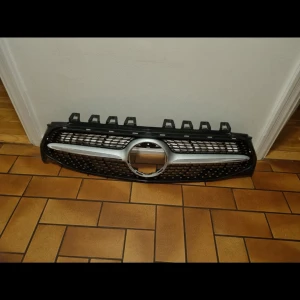 Mercedes grill - Mercedes diamant grill c118, säljer då jag har köpt en annan, grillen är orginal 