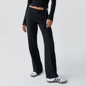 Svarta bootcut kostymbyxor Gina Tricot - Svarta kostymbyxor från Gina Tricot i bootcut-modell med normal passform. Midwaist och längden ”normal”. Använd fåtal gånger. Stl 36