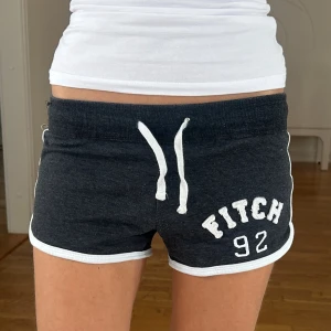 Abercrombie & fitch lågmidjade shorts - Ett par lågmidjade shorts från Abercrombie & fitch i storlek M. Upplevs betydligt mindre i storlek. Rakt över midjemått: 31cm. Shortsen bedöms vara i fint skick. Jag skickar ditt köp inom 24h. Se liknande plagg i min profil!