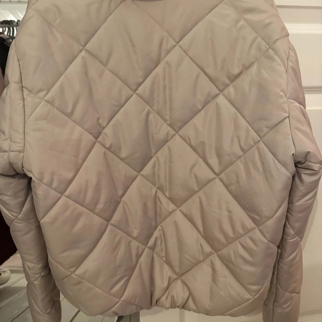 Beige quiltad pufferjacka  - 1