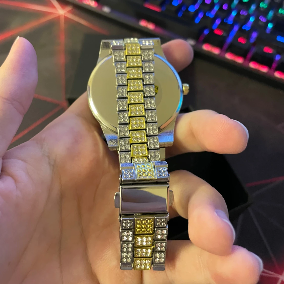 Grön och guldig klocka med stenar - 1