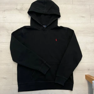 Ralph lauren hoodie  - Hej! Säljer en Ralph lauren hoodie, tröjan är i storlek S, inga defekter på hoodie eller så//hör gärna av er vid frågor eller liknade! 🤩