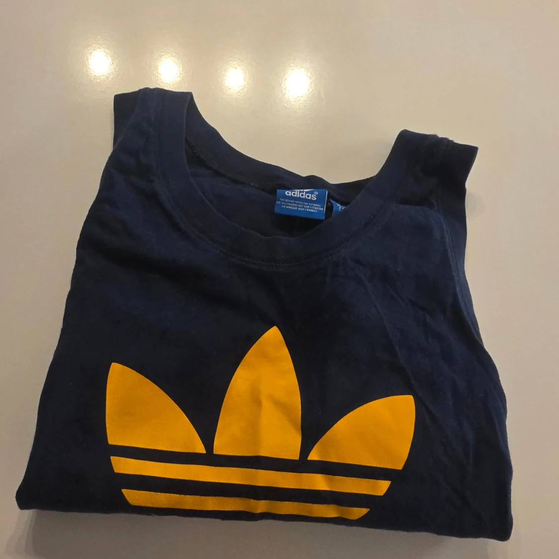 Mörkblå Adidas linne med gul logga - 2