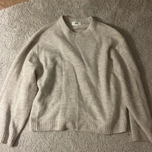 Stickad  - Stickad som jag knappast använder. Inga defekter, inte nopprig eller så ser helt ny ut💕perfekt till hösten nu!